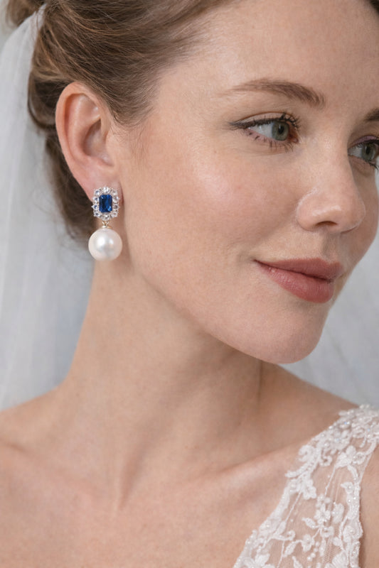 Safirblå øredobber med perle og zirkon