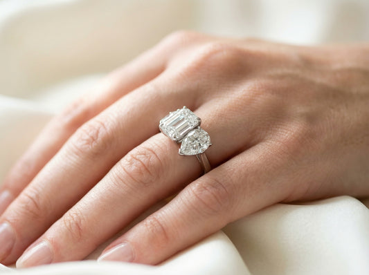 Two Stone Diamond Ring – Emerald / Pear Cut (Gull & Sølv)