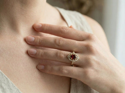 Ring i massivt gull med oval rubin