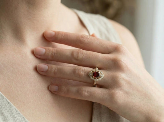 Ring i massivt gull med oval rubin