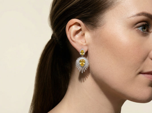 Dråpeøredobb med gul og hvit zirconia