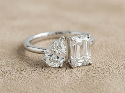Two Stone Diamond Ring – Emerald / Pear Cut (Gull & Sølv)