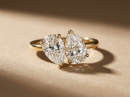Two Stone Diamond Ring – Emerald / Pear Cut (Gull & Sølv)
